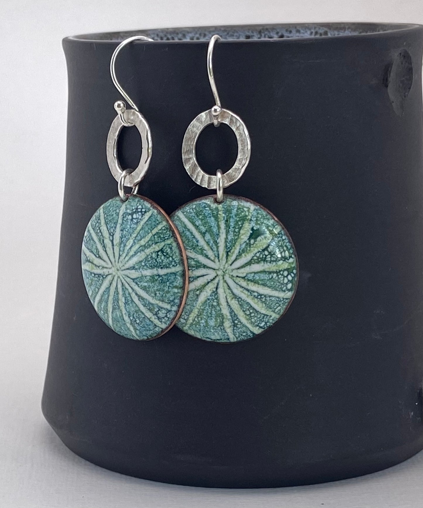 Sgraffito star enamel drop earrings - teal/green